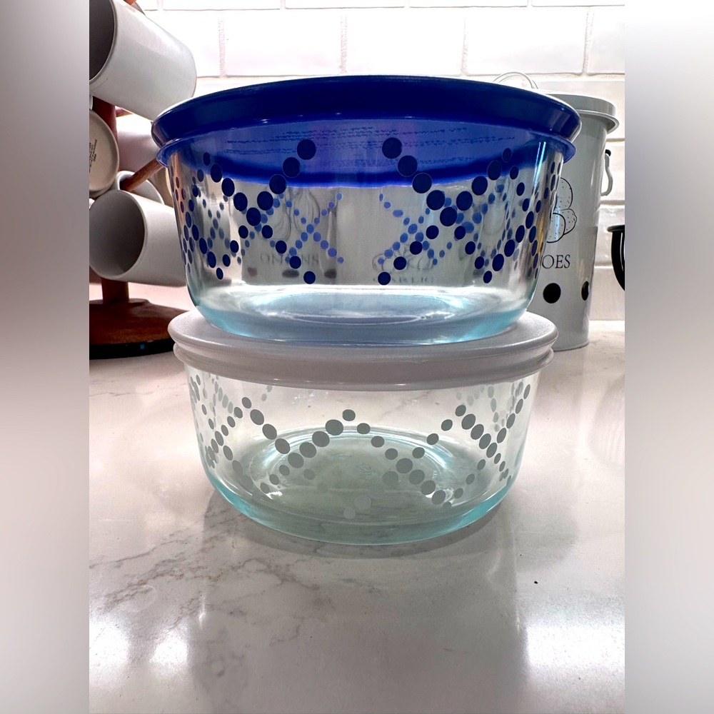 Set of 2 Pyrex 4 cup glass containers
